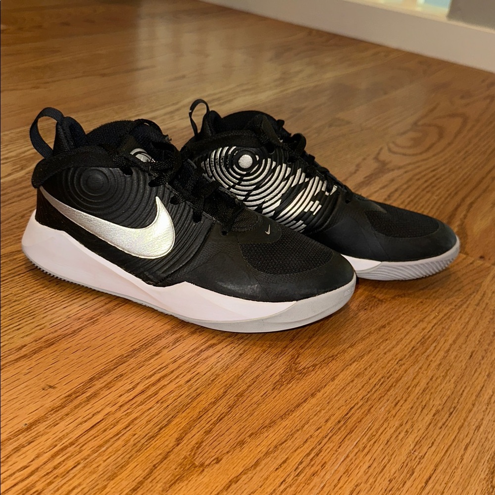 Youth Nike Team Hustle Basketball Sneakers- Boys Size4Y